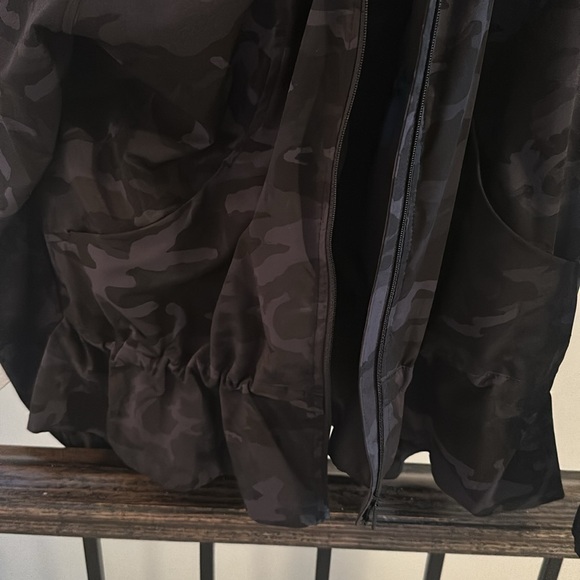 Grey lululemon rain jacket size 8-10 - Picture 2 of 9